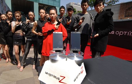 lg_optimus_z_fashion_shoot_1-small