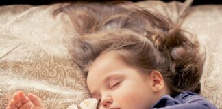 Czy można spać obok telefonu?