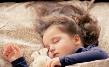 Czy można spać obok telefonu?