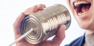 Czy krzyk do ucha może uszkodzić słuch?