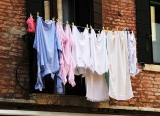 Jak włożyć słuchawkę do ucha?