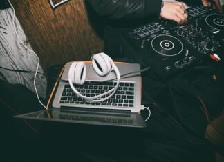 Co to jest dźwięk przestrzenny w słuchawkach?